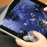fling-joystick-ipad-4 fling joystick ipad 4 150x150 Fling iPad : 1er Joystick Physique et Analogique (video)