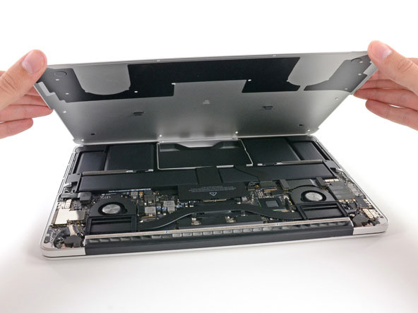 2-demontage-macbook-pro-13 2 demontage macbook pro 13 MacBook Pro 13 Retina 2012 : Démontage en Images