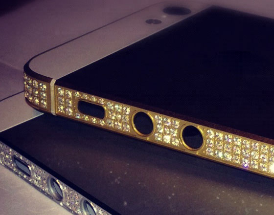2-iPhone-5-Amosu iPhone 5 en Or et Diamants à 24.000 $ signé Amosu