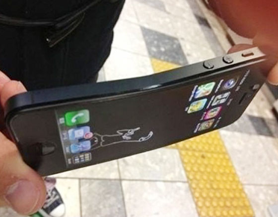2-iphone-5-tordu-twisted Insolite : Evitez de vous Assoir sur votre iPhone 5 (images)
