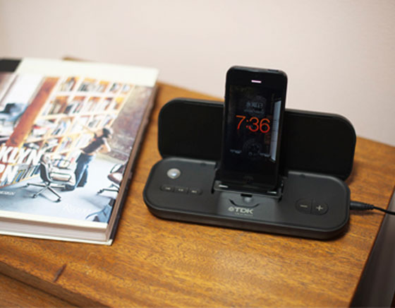 TDK-Life-on-Record-iPhone-Dock-Reveil-Lightning-Voyage-2