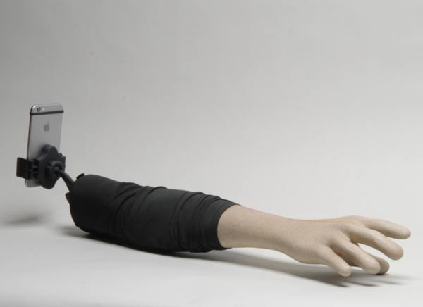 perche-selfies-arm-bras-coupe-iphone-smartphone-2