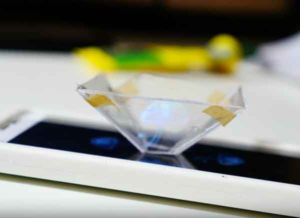 mini-projecteur-holographique-3D-iphone-2
