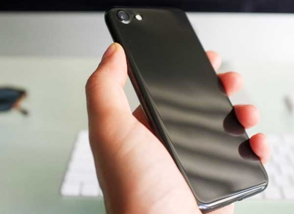 coque protection iphone 7 jet black noir jais 3 - Cette Coque Transforme l'iPhone 7 en Noir de Jais (images)