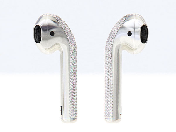 ian delucca airpods or diamants blancs luxe 3 - AirPods Couverts de Diamants Blancs et d 'Or à 20000 $